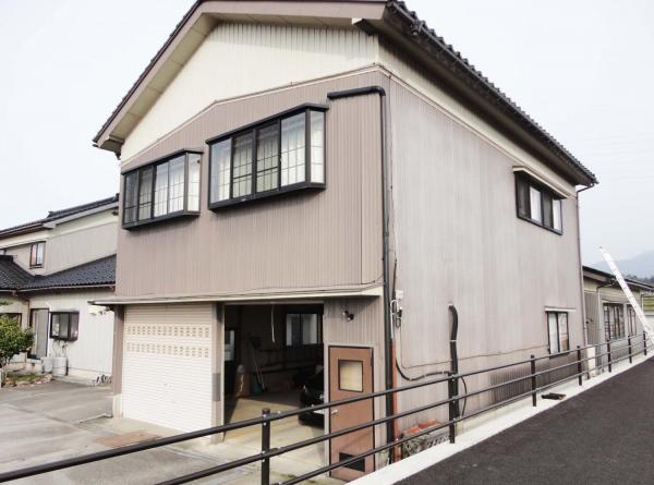 黒部市の外壁金属サイディング重ね貼り工事 赤のラインがポイントです ガイソー富山店