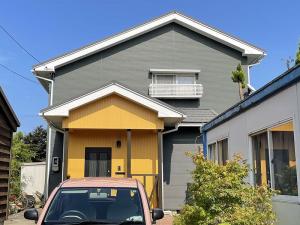 富山市の屋根・外壁カバー工事　ニチハセンターサイディングの綺麗な２色の張り分けが大成功！