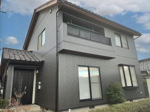 富山市の外壁サイディング工事　ガラッとイメチェン！斜石柄が見る角度によってさまざまな表情を魅せます！