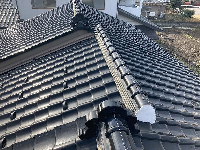 棟瓦積み直し、瓦棒屋根葺き替え、雨樋交換、室内クロス貼り替え工事
