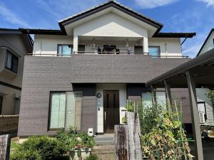 富山市の外壁サイディング工事 ２色の金属サイディング張り分けでシャープでモダンな印象の外観に生まれ変わりました！