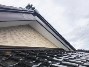 富山市の外壁サイディング・棟瓦積み直し工事　光触媒のサイディングで、晴れの日は「汚れを分解」雨の日は「キレイに洗浄」！
