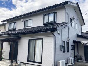 富山市の外壁塗装・コーキング打替え工事　コーキングは目地、窓周りに加えて、軒天と外壁の取合いも打替えました！
