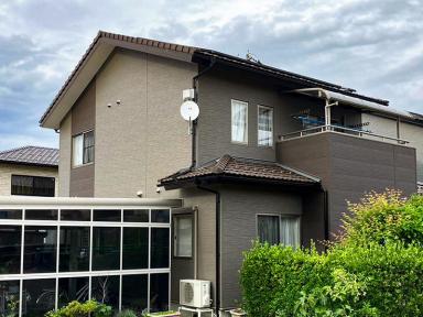 富山市の外壁カバー工事 石積柄金属サイディング施工で横のラインが印象的な落ち着きのある外観に!