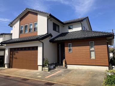 富山市の金属サイディング工事 ルシアスサイディングをアクセントとして張ることで、ナチュラルモダンな印象の外観になりました!
